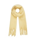 Leuke gele wintersjaal met gedraaide franjes