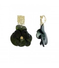 Oorclips groen met een bloemen hanger en een goudkleurig oor stukje