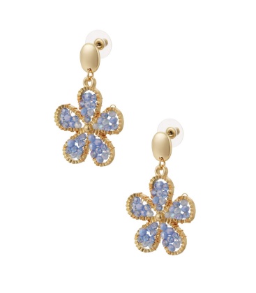 Goudkleurige oorhangers met bloemen bedel en blauwe glas kraaltjes
