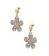 Goudkleurige oorhangers met bloemen bedel en blauwe glas kraaltjes