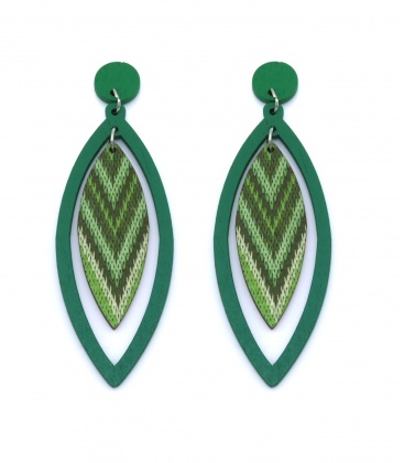 Groene houten oorhangers met een gekleurde hanger in het midden