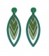 Groene houten oorhangers met een gekleurde hanger in het midden