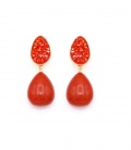 Oorclips met een rode druppel hanger en steentjes detail