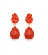 Oorclips met een rode druppel hanger en steentjes detail