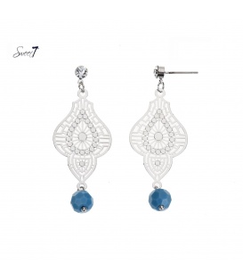 Mooie zilverkleurige oorbellen met een blauwe kraal