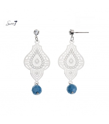 Mooie zilverkleurige oorbellen met een blauwe kraal