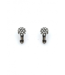 Oorclips met kleine witte parels in een rond cluster.
