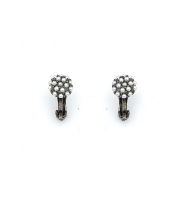 Oorclips met kleine witte parels in een rond cluster.