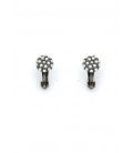 Oorclips met kleine witte parels in een rond cluster.