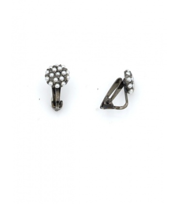 Oorclips met kleine witte parels in een rond cluster.